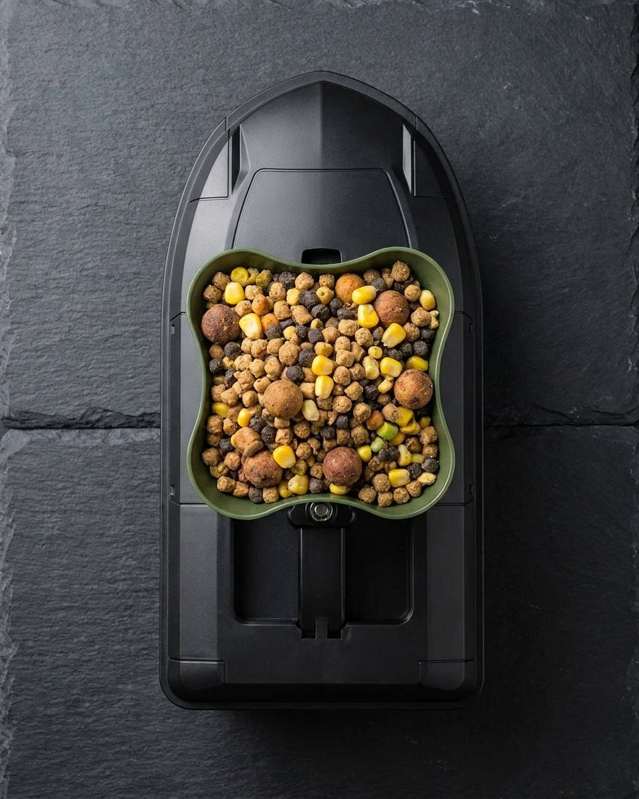 360° Rotating Bait Dispenser & Bait Spreader, Universal for  — packshot flatlay