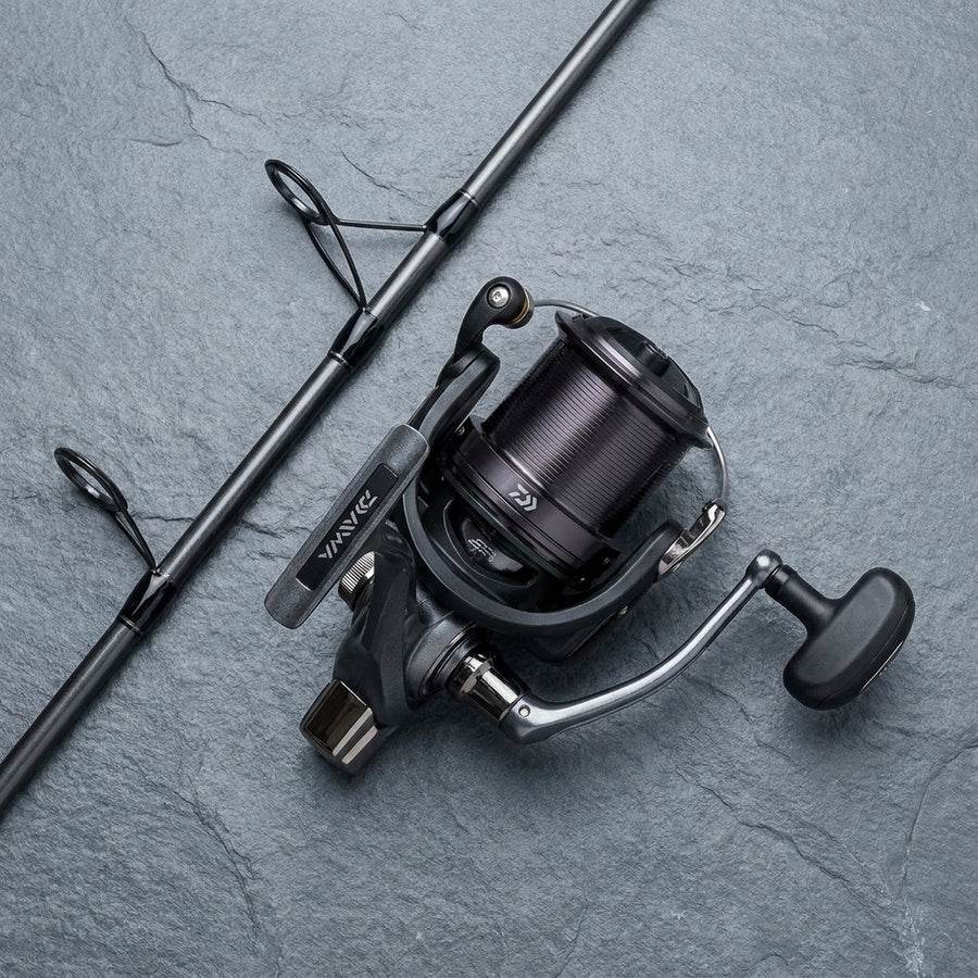 DAIWA CROSSCAST Fishing Reel Long Cast  Spinning Saltwater 4 — packshot flatlay